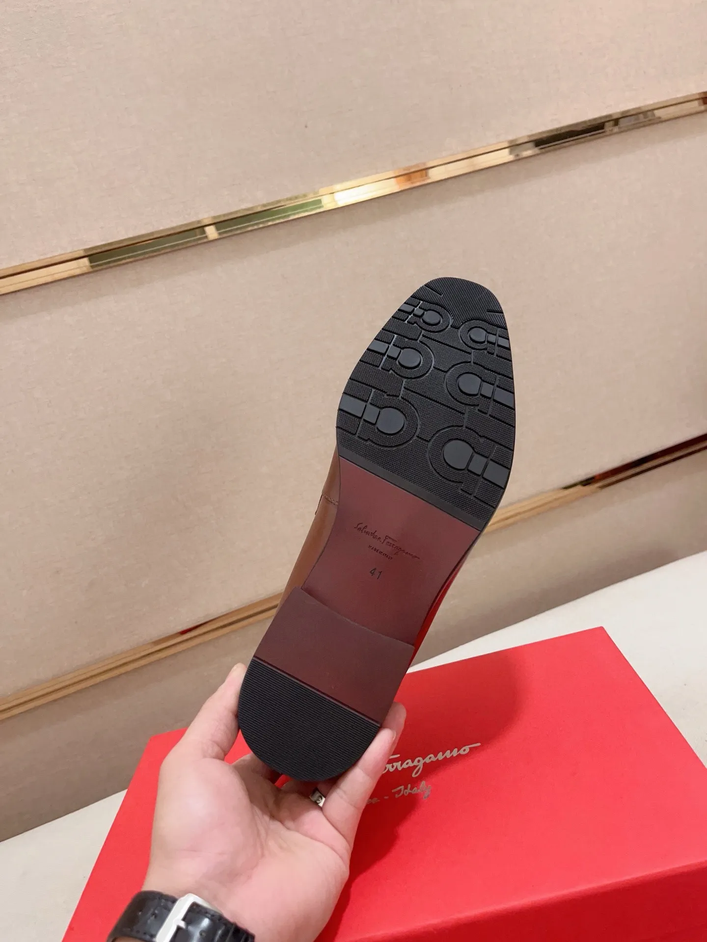 Men's shoes💰: 540💰 High version Ferragamo quality! 🆕🆕Exclusive hot-selling products in stock🔥🔥New products on the shelves, high-quality shoes, high-end driving shoes, with complete packaging! 💪 💪 Material: imported patented cowhide 🐂 + imported high-quality water-dyed cowhide lining + wear-resistant outsole 👍🏻👍🏻 Features: high-end and comfortable, purely handmade 🚀 🚀 Create the perfect shoes that suit you best 🔥 🔥 Size: (38-44) Can be customized 45 non-returnable!